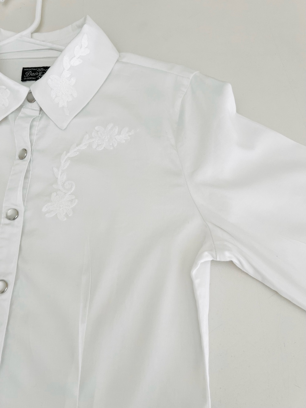 Dairy Boy Tailored Pearl Snap Top Shirt Size: 6 Color: White - Picture 6 of 16